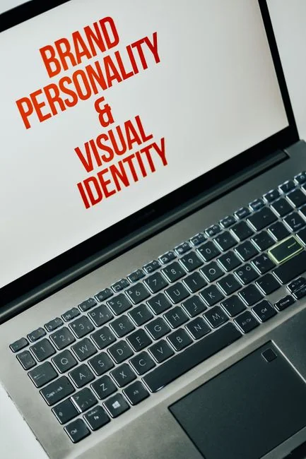 Vue rapprochée de divers documents marketing sur un bureau, idéale pour des échanges autour du business et de la stratégie.